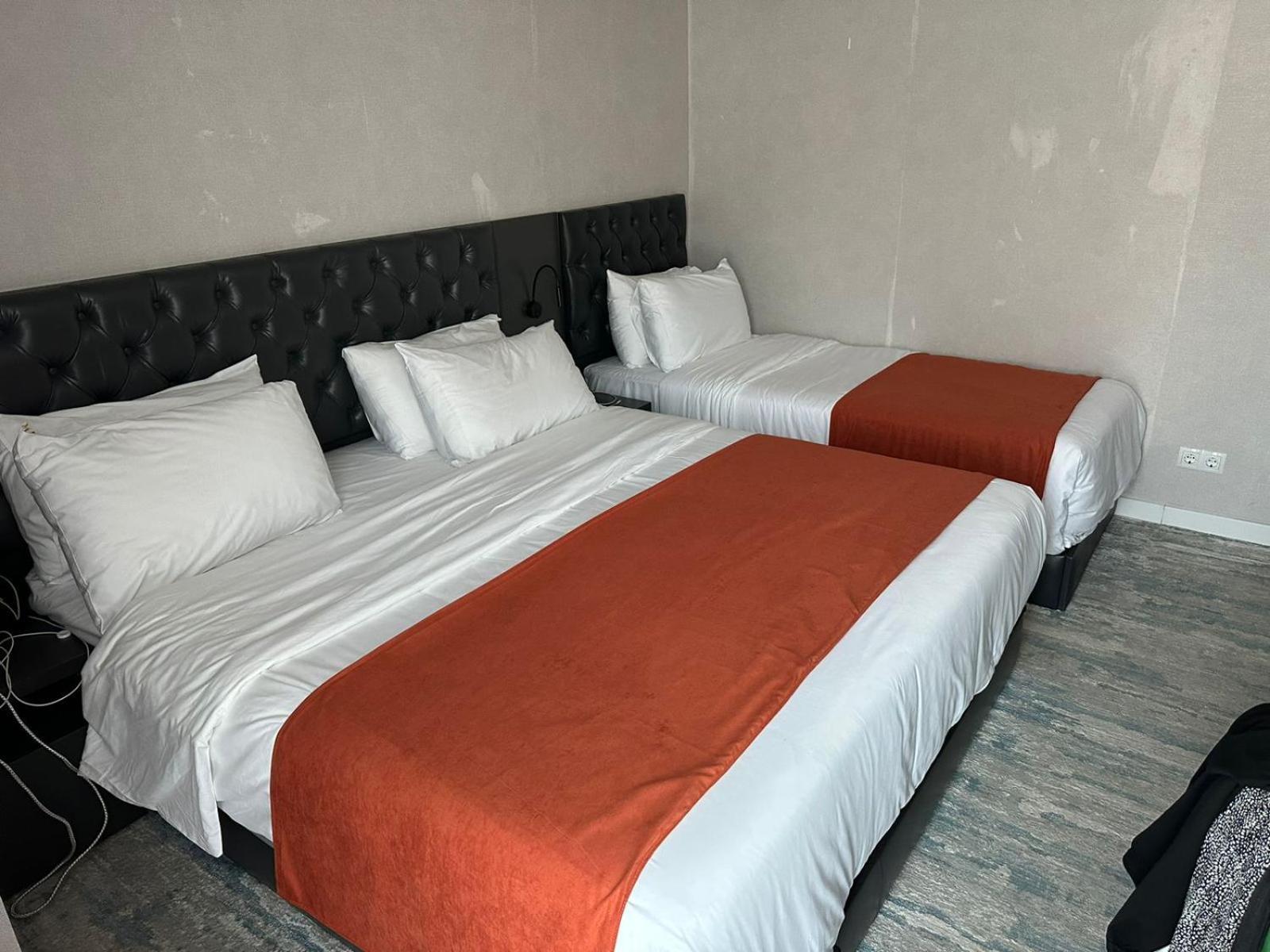 M 1 T Hotel Tbilisi Eksteriør billede